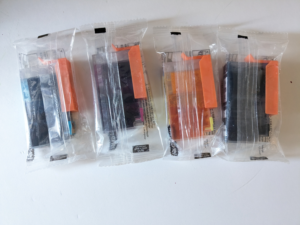 PCとモニターを購入したら電源コードがどちらのものかわからなくなって