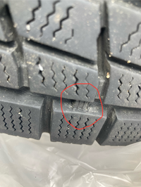 スタッドレスタイヤについて質問です。溝の残りの判断が良く