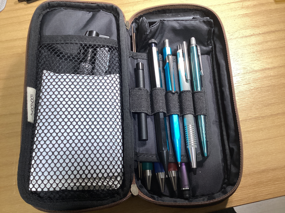 この筆箱何点ですか？下の段にはクルトガダイブのオーロラパープルとジ