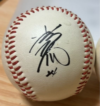 家にサインボールが3球あります。一つは松井秀喜さんのとわかる