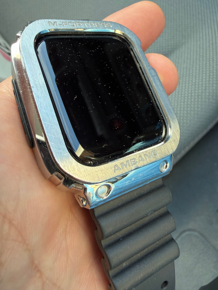 AppleWatchを着けたままディスクグラインダーを使ってしまい画面が画像 