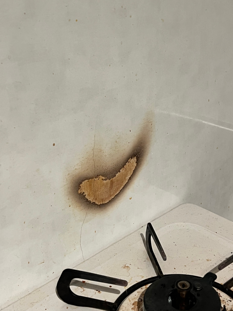 キッチン壁がコンロの火で焦げ割れてしまいました。だいぶ大きいサイズ 