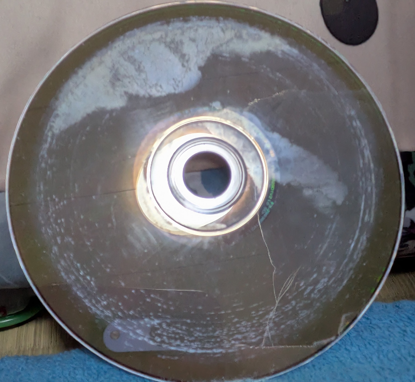 ずっと紙に挟まれてビニール袋に入れたままにしていたDVDがこのように