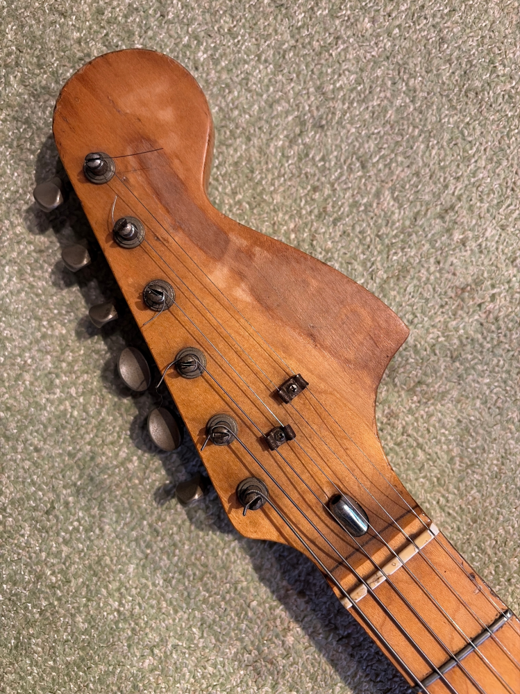 エレキギターについて質問です。中古で購入しましたがどこのメーカーか