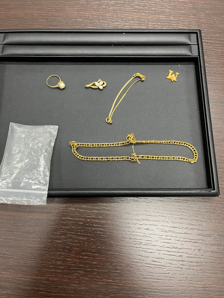 アクセサリーセット 整理品 金製不明 祖母の遺品整理をしていたら18Kと刻印された金のアクセサリーが出てき