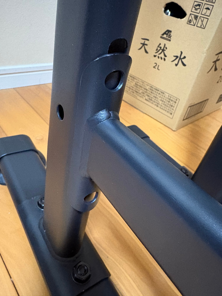Amazonで購入した懸垂バーを組み立てていたのですがどう頑張ってもネジ 