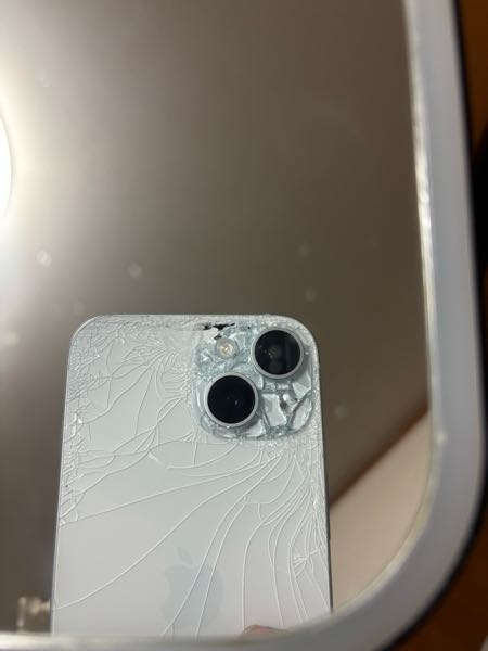 iPhone15を落下させてしまい、背面ガラスとカメラレンズにヒビ
