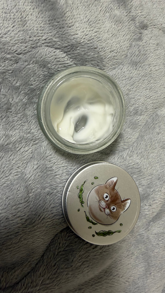 写真添付しているハンドクリームについて質問です。 先日、台湾の九份老街の九份と記載された看板のお店(ギフトショップ)で、添付している画像のハンドクリームを購入しました。 香りや手に塗ったなめらか感など自分に合っていて、再度購入したいと思いましたが、蓋や容器に会社名、香りなどが記載されていなく、再度購入することができません。 もしこのハンドクリームを購入したことがある方や何か知ってる人がいれば教えてくださると嬉しいです。 この香りがなんていうのかも知れたら嬉しいです。