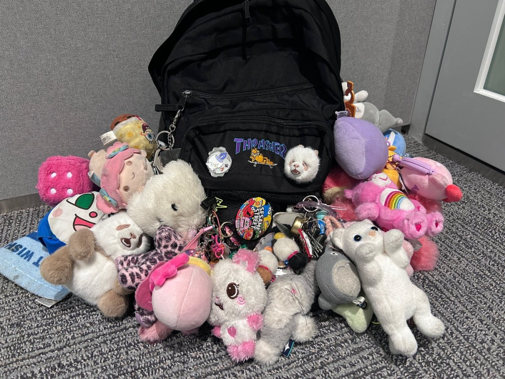 NCTWISHのサクヤのような、ぬいぐるみキーホルダーをたくさんリュック