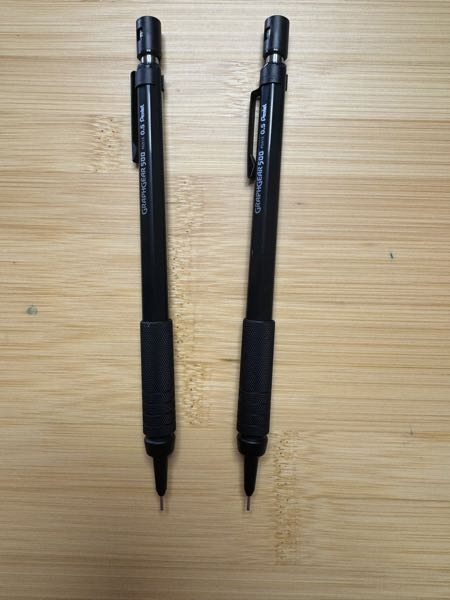 右と左のシャーペンどちらを購入するか迷ってます。どちらが良いですか