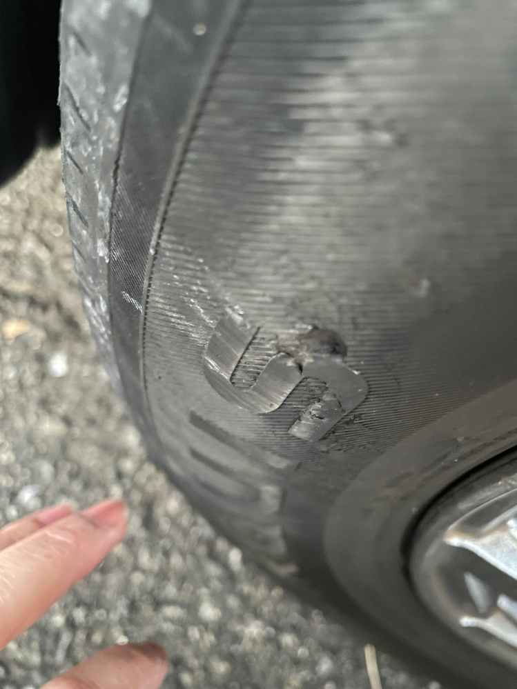 タイヤについてです。先程道を譲った際に寄せすぎて縁石にタイヤを擦っ 