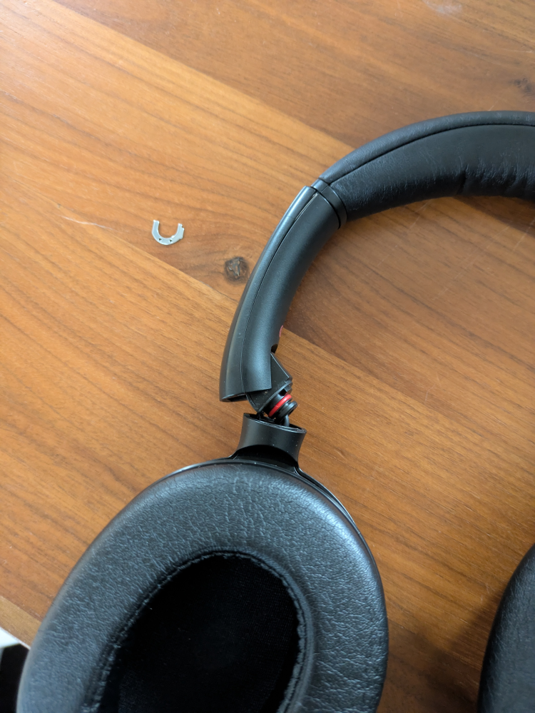 壊れたヘッドホン ソニーのヘッドホンが壊れたのですがこれは自力で直せますか？銀色の