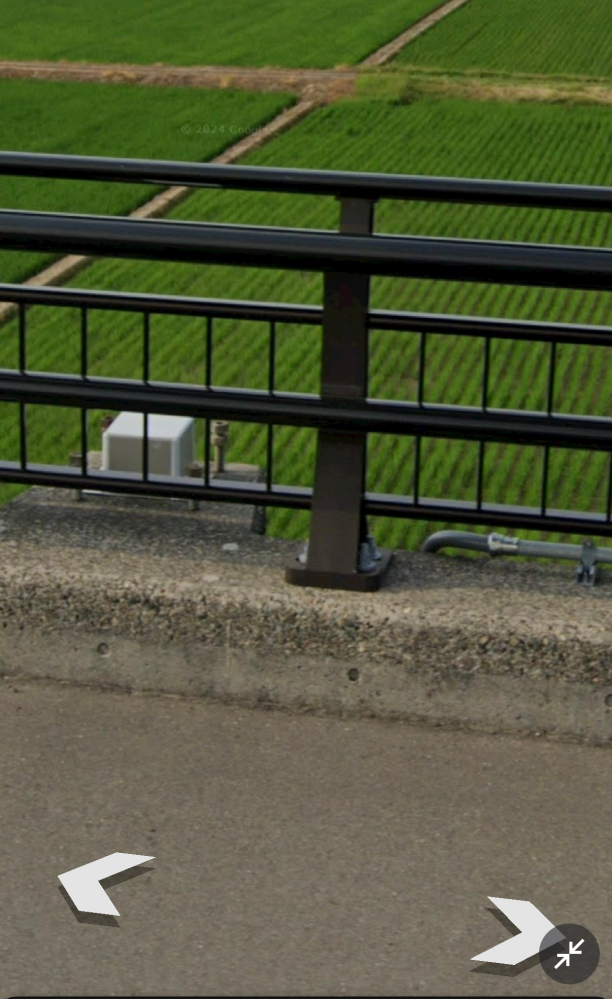 橋に設置されているこのボックスは何の役割がありますか？ 画像左側のボックスです。