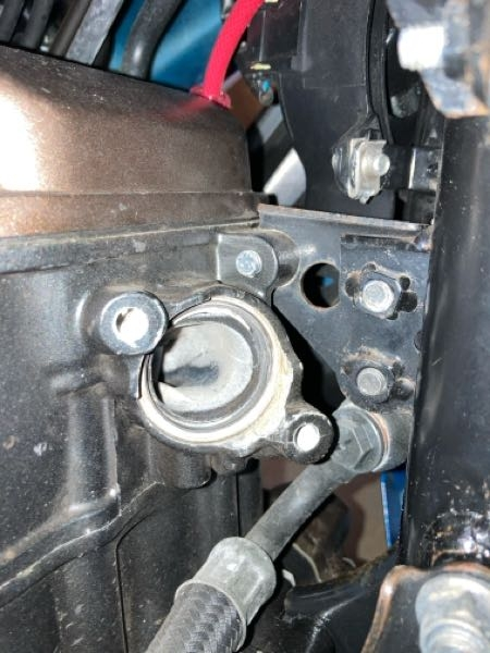 ジクサーsf250のマフラー交換をしています。純正マフラーを外したの