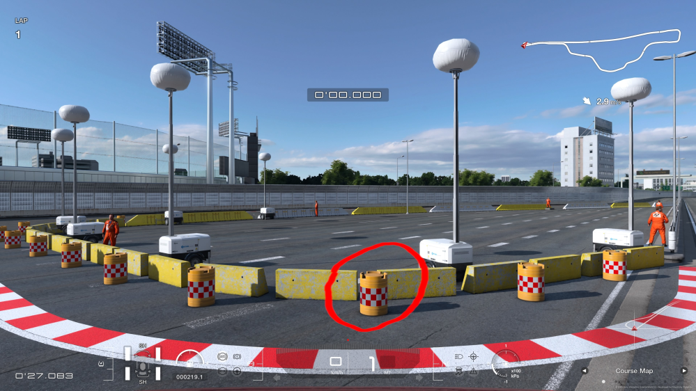 グランツーリスモ7(GT7) 東京エクスプレスウェイの黄色いタルのような物体について 分かる方がいらっしゃるか分かりませんが、東京エクスプレスウェイの赤丸で囲っている黄色いタルのような物体の名称を教えてください。 分からなくてモヤモヤしています。