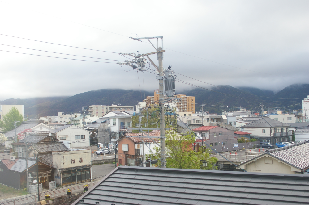 この写真について質問です。この写真はどこの街の写真かわかる方お願い 