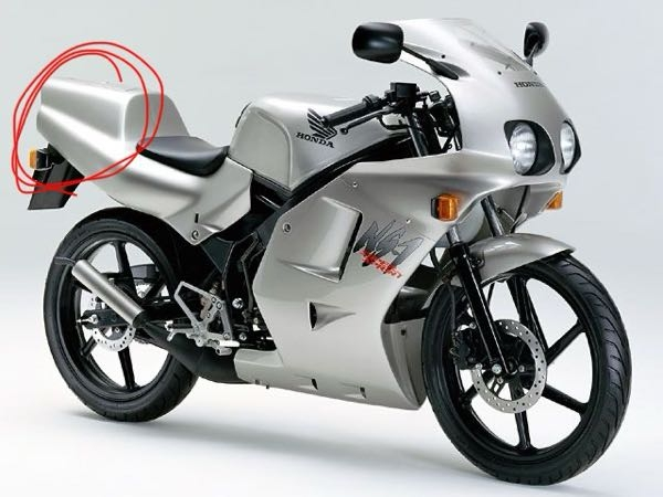 NS1純正テールカウルのまま(ガソリンタンクを移植せずに)付けられ