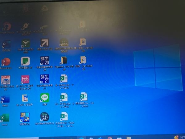 ノート型パソコンの画面の上部が暗くなります再起動すると直ります原因