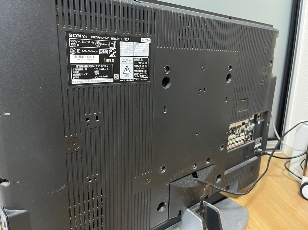 テレビスタンドを購入したのですが付属のネジが合わず付けれないのです