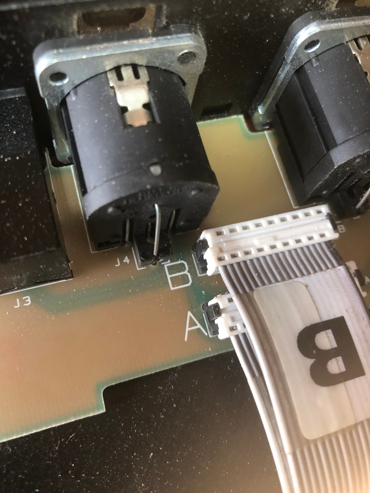 パワーアンプの基盤のコネクターの外し方を教えてください。画像にある