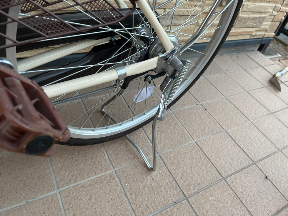 ちょい急募】自転車のこの支えてるやつ？を上に上げる方法を教えてく 