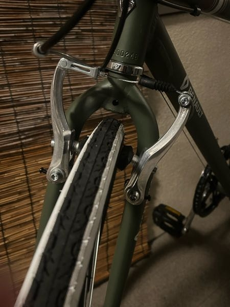 クロスバイクの前輪がずっとタイヤに擦れるので何度も調整？に自転車屋 