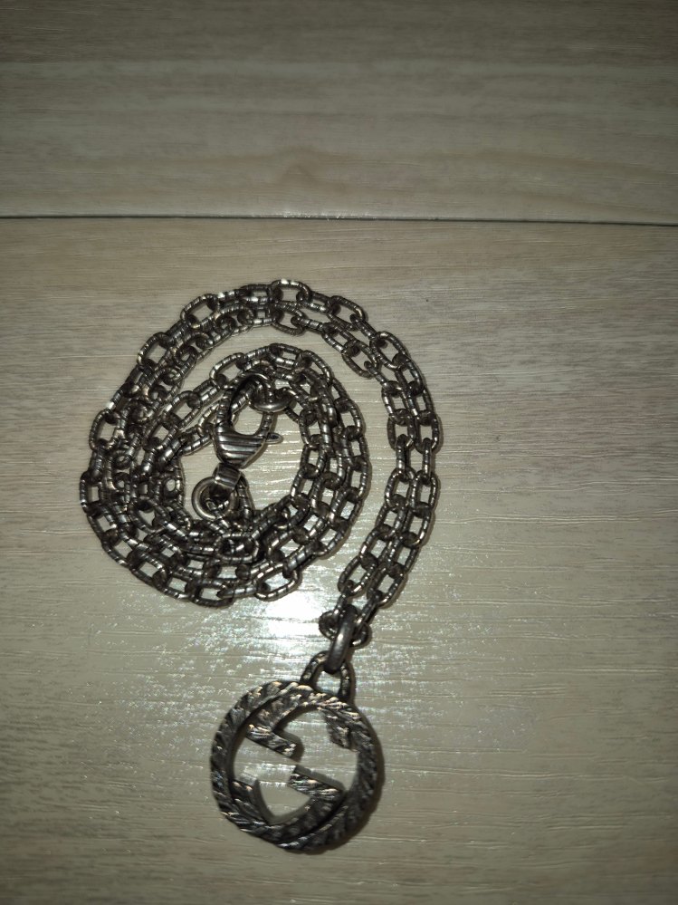 GUCCIの黒いネックレスが錆っぽい色になってしまったんですがどー 
