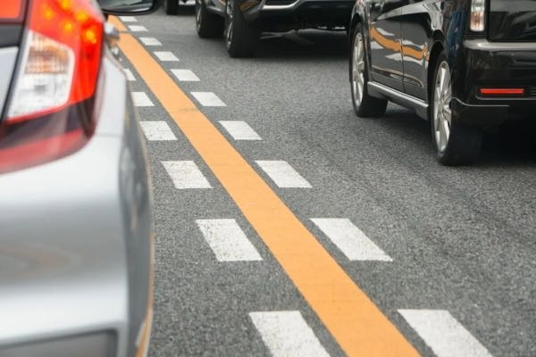 車線について！片側3車線の境界線？がオレンジ、オレンジの両側に白の