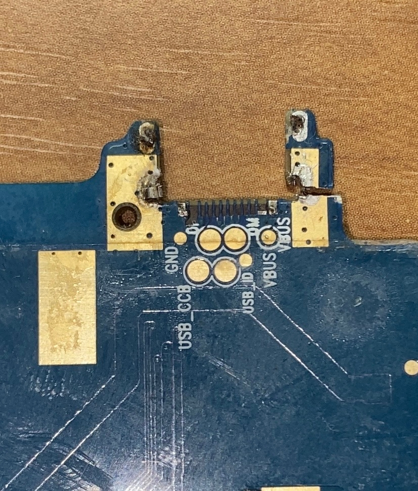充電部分が一つ壊れてる 電子部品で充電部分（タイプC）が破損したので交換しようとしたら、右