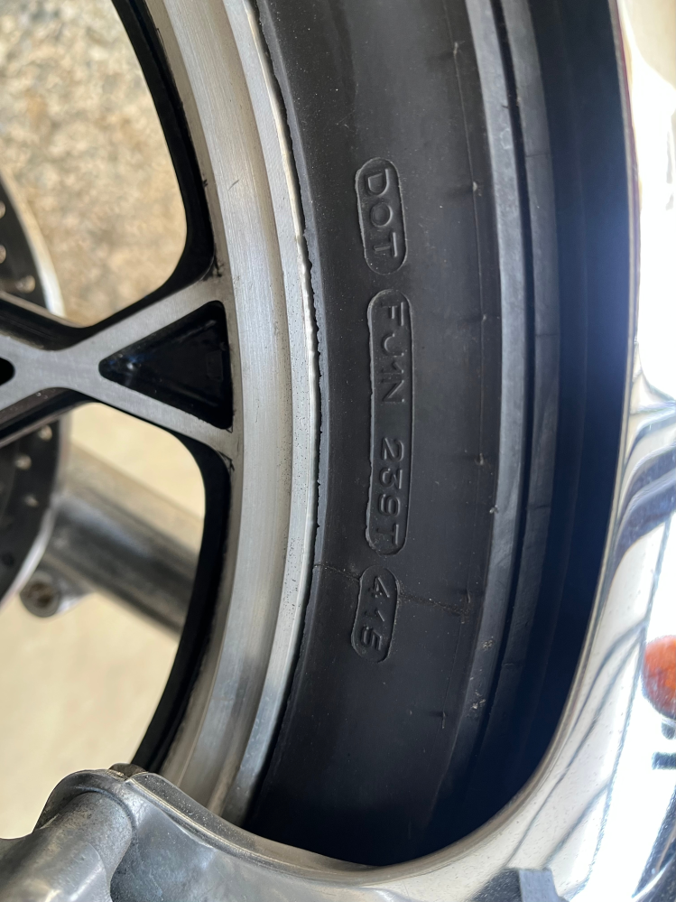 バイクのタイヤの製造年月日ですが、このミシュランタイヤは2015年4月