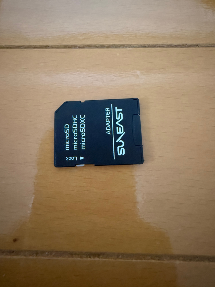 デジカメに使用していたSDカードを 携帯にとりこむためのカードリーダーにいれたくて SDカードのアダプタに差し込んだところ、 取り外しができなくなってしまいました。 引っ張ろうとしますが、 爪が引っかかるところもなく、 だせません。 なにか方法ありますでしょうか？