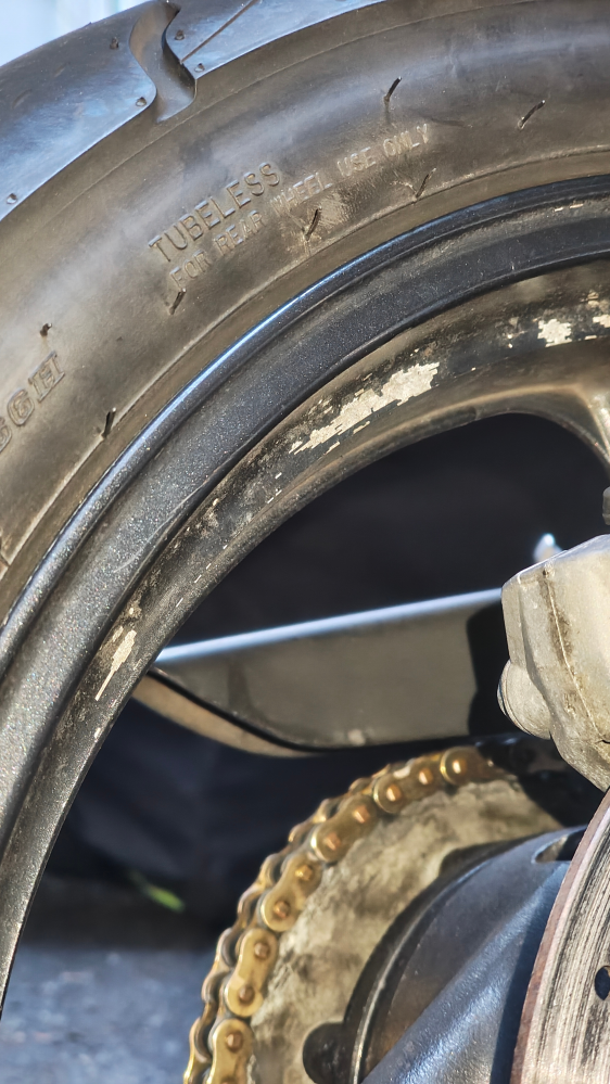 バイクのホイールのガリ傷について質問です。先日中古で購入した