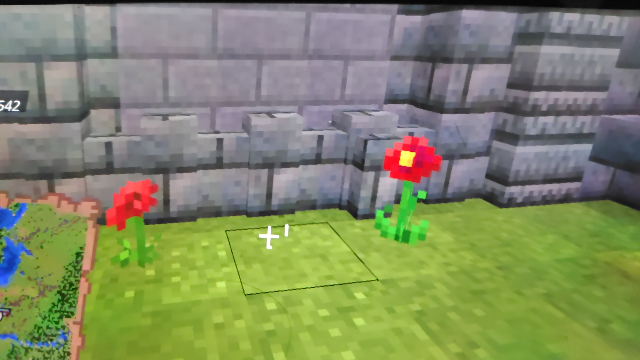 マイクラのエンティティとブロックの判別法が知りたいです。 塀の隣に置いても接続されない左のポピーはエンティティ判定、接続されている右のアドオンで追加された花はブロック判定だと思っているんですが、この認識で合っていますか？ また、他にアドオン等で追加されたアイテムがエンティティかブロックかを判定する方法(通常のマイクラの機能の範囲で。大量に置いて重くなるか？は除く)ってありますか？