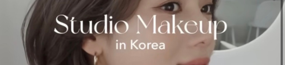 フォントを教えていただきたいです。 Adobeフォントで画像の「スタジオメイクアップ」と同じフォントを使用したいです。 フォント名が分からずに困っています。 わかる方、教えていただきたいです。