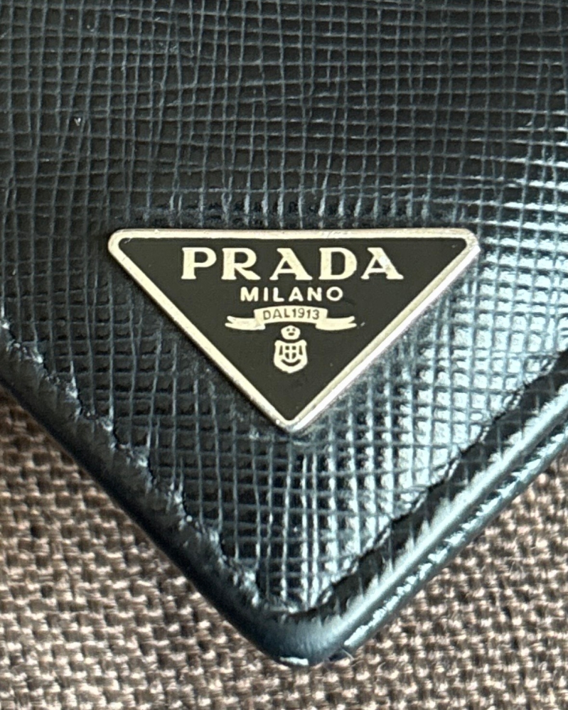 このPRADAの財布本物ですか？親戚から譲り受けたものです。必要でれば 