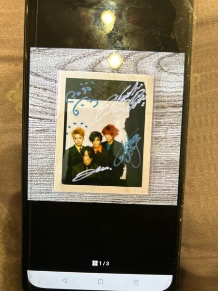 大至急！！この写真に写っているGLAYのサイン入り、ポラロイド写真