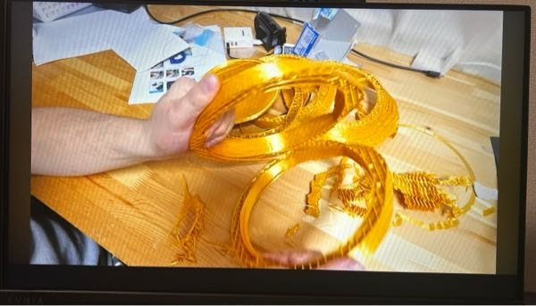 Windows11でChromeからYouTubeを今まで普通にフルスクリーンで見れていたんですけどPCを再起動したら何故か下と横に黒い帯見たいのが表示されました。これの治し方を教えてください。 お願いします