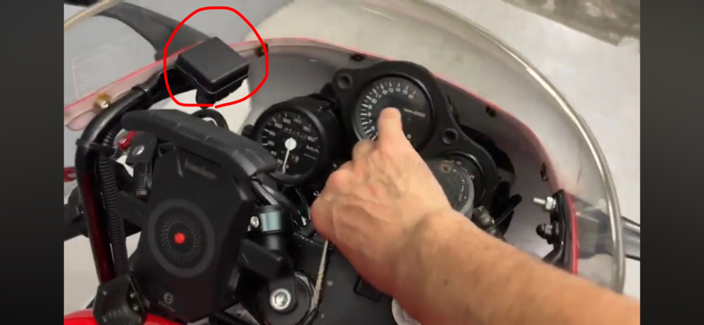 VFR400Rnc30についてです。こちらの赤丸の機械？はなんですか？他の方