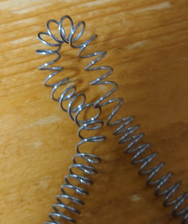 バネいじってたら変に絡まっちゃったのですが戻し方ありますか？ 1本のバネがくるんと絡まってしまいました