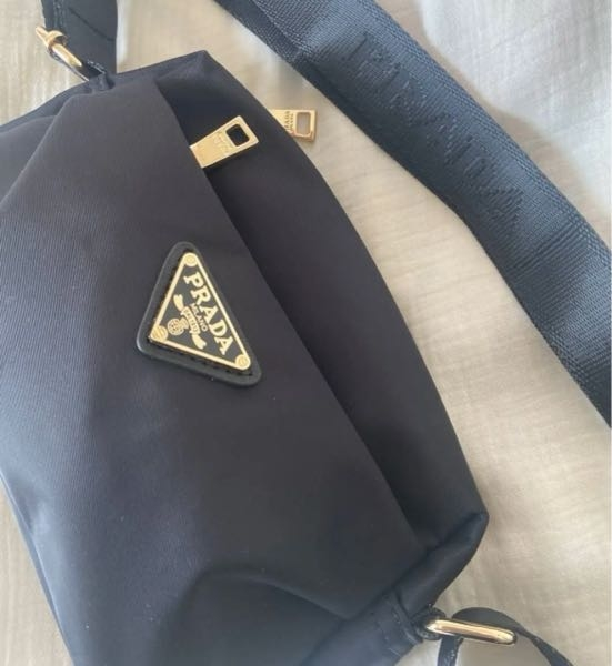 フリマで売られているプラダのショルダーバックノベルティみたいですが