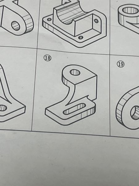 三面図を描く問題で、18番の答えを教えてください。
