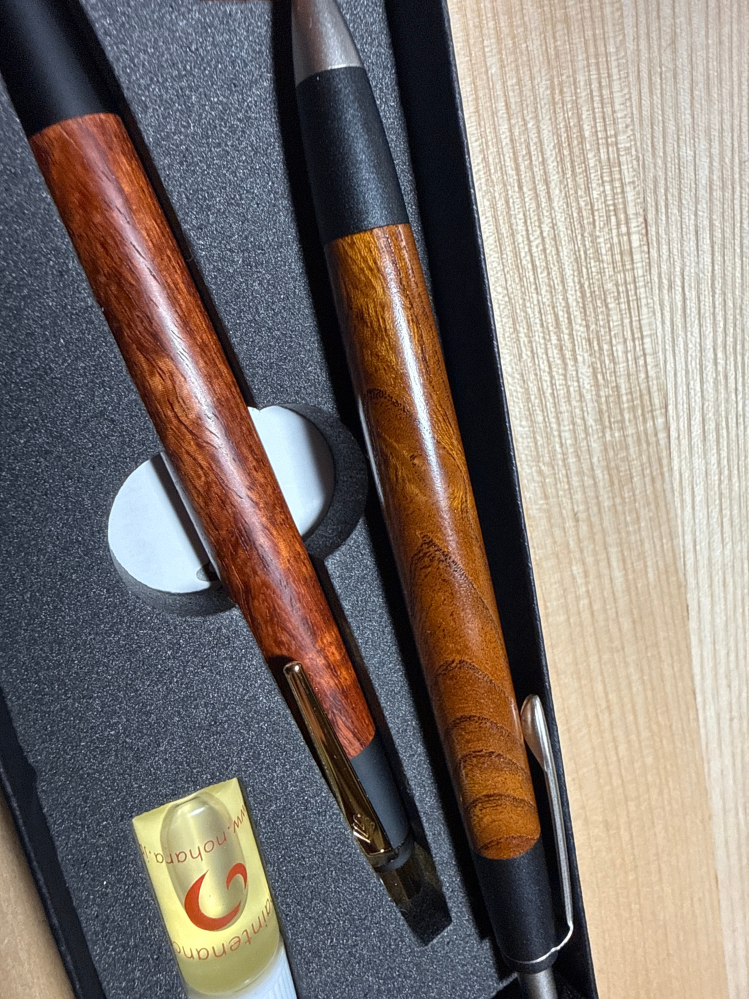 野原工芸の花梨について質問です。写真にある二つ、新型の方は花梨のシ