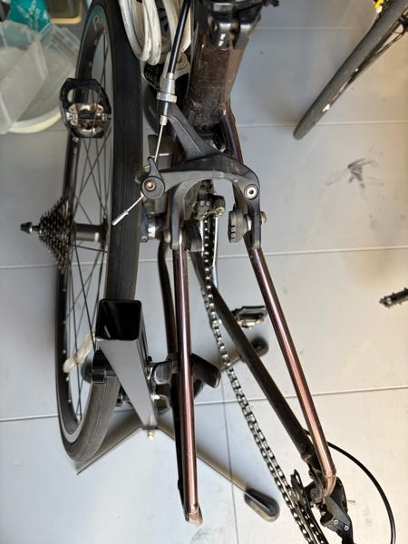 先日ロードバイクで落車しました。そしてフレームの部分がめっちゃ曲が 