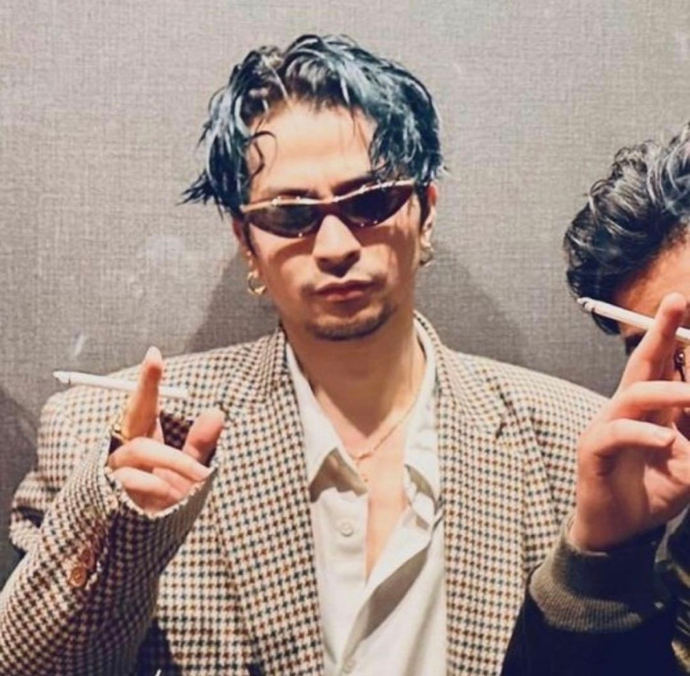 このタバコの銘柄を教えて欲しいです。KingGnu井口 - 井口くんは、ず