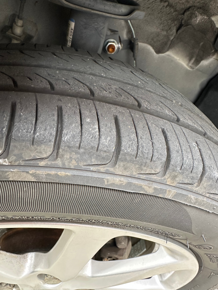 車のタイヤについて質問です。3年前にタイヤを新品で変えて1万700 