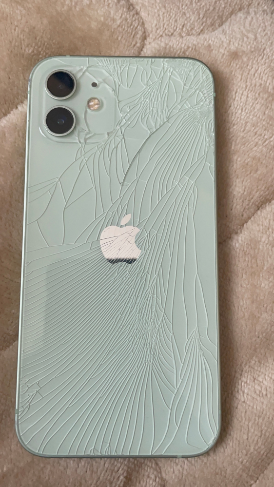 至急ですiPhone12の後ろ側がバキバキになってしまいました写真