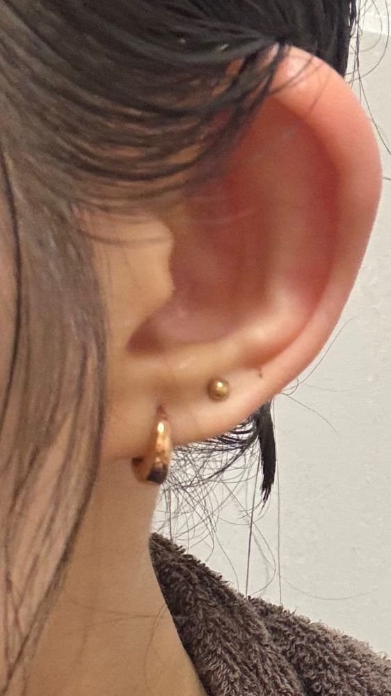 至急ですロブのピアスの二連目を開けたのですが元々開いてたピアスと1 