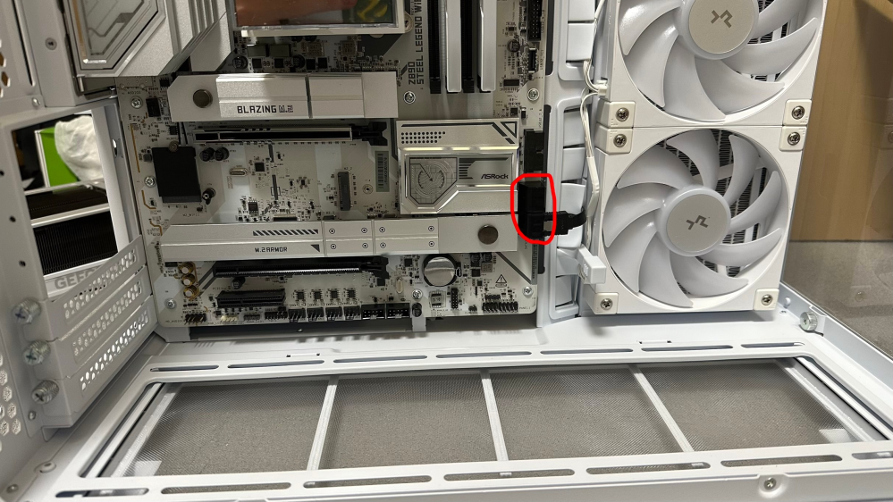 自作PC初めてです。 - 画像の赤い部分のマザボ（Z890steellege