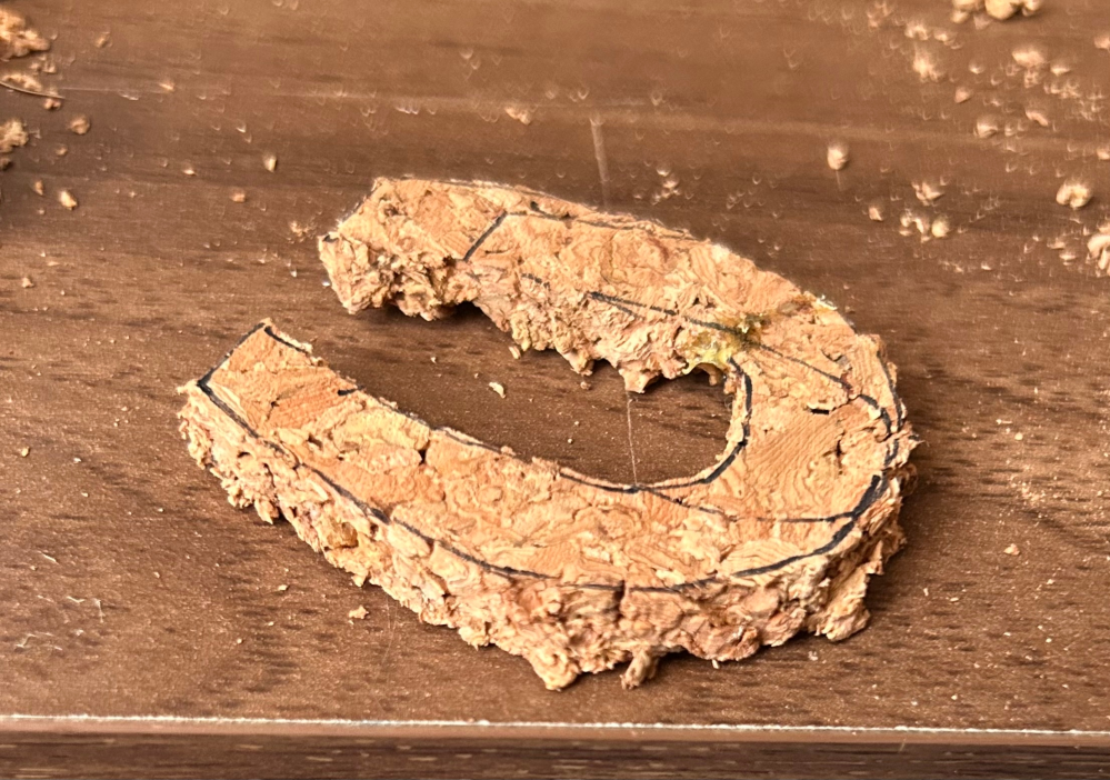 コルクをカッターで切ったらこのようにボロボロになってしまいました 