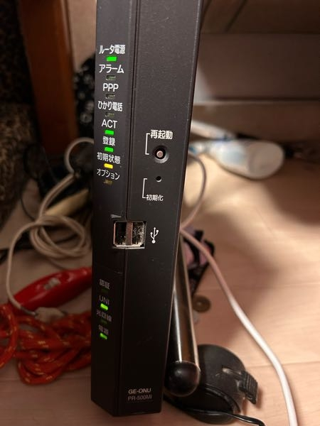 突然WiFiのインターネットが繋がらなくなってしまいました。 自分なりに調べたりしてみましたが、オンチなもので中々復旧しません。6年ぐらい使ってるので寿命での故障でしょうか？ 有識者の方、良ければお力を貸していただけませんか？ 必要な情報があれば、返信させていただきます。よろしくお願いしますm(_ _)m